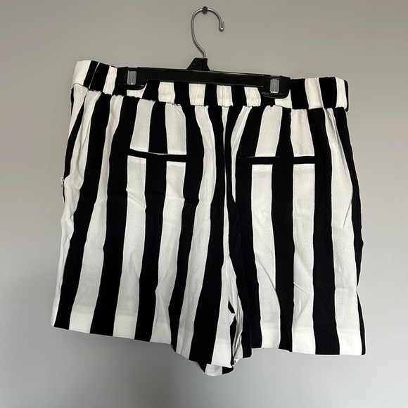 Striped shorts - Picture 2 of 2